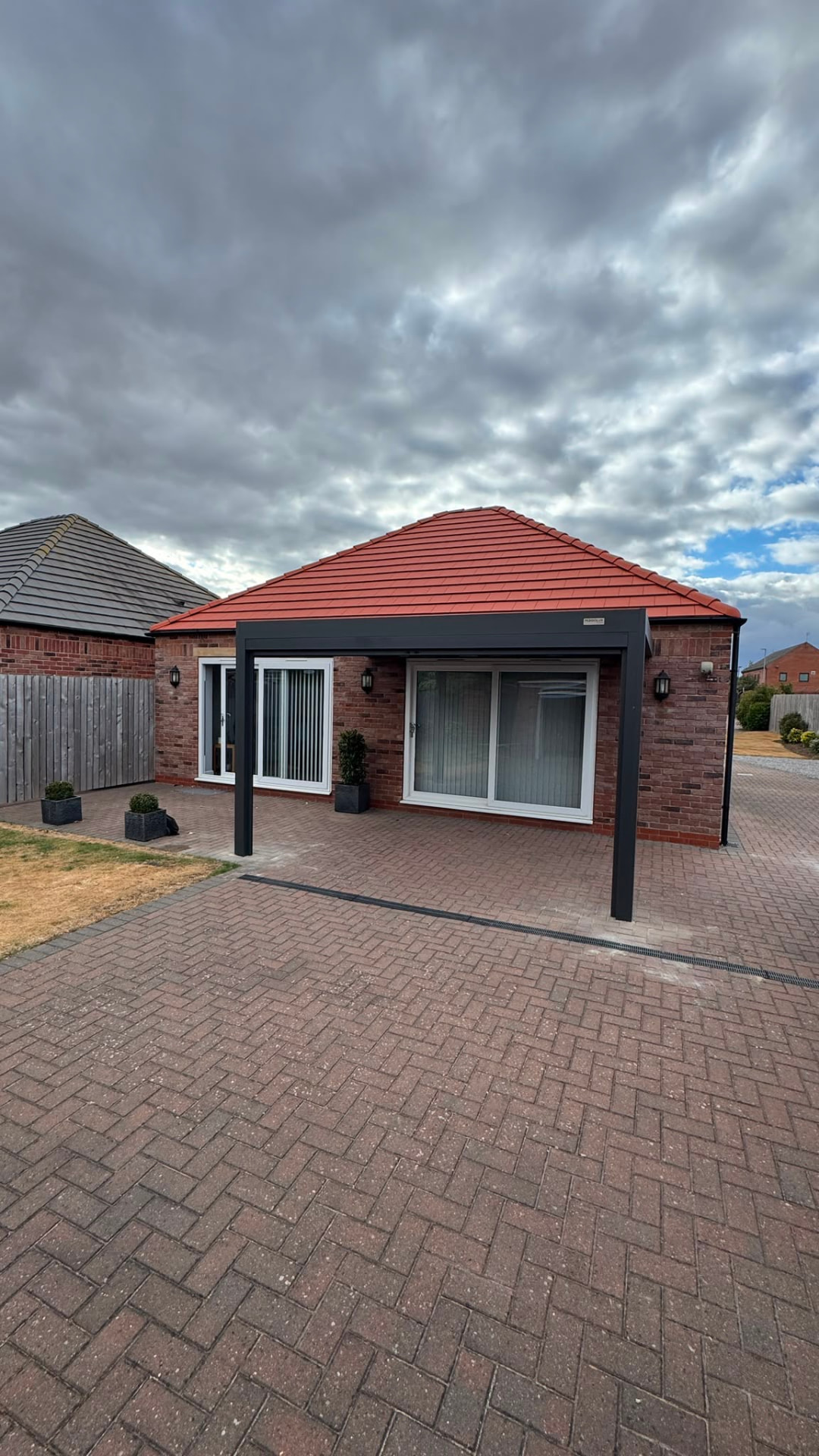 Tiled roof veranda over a driveway entrance of a bungalow