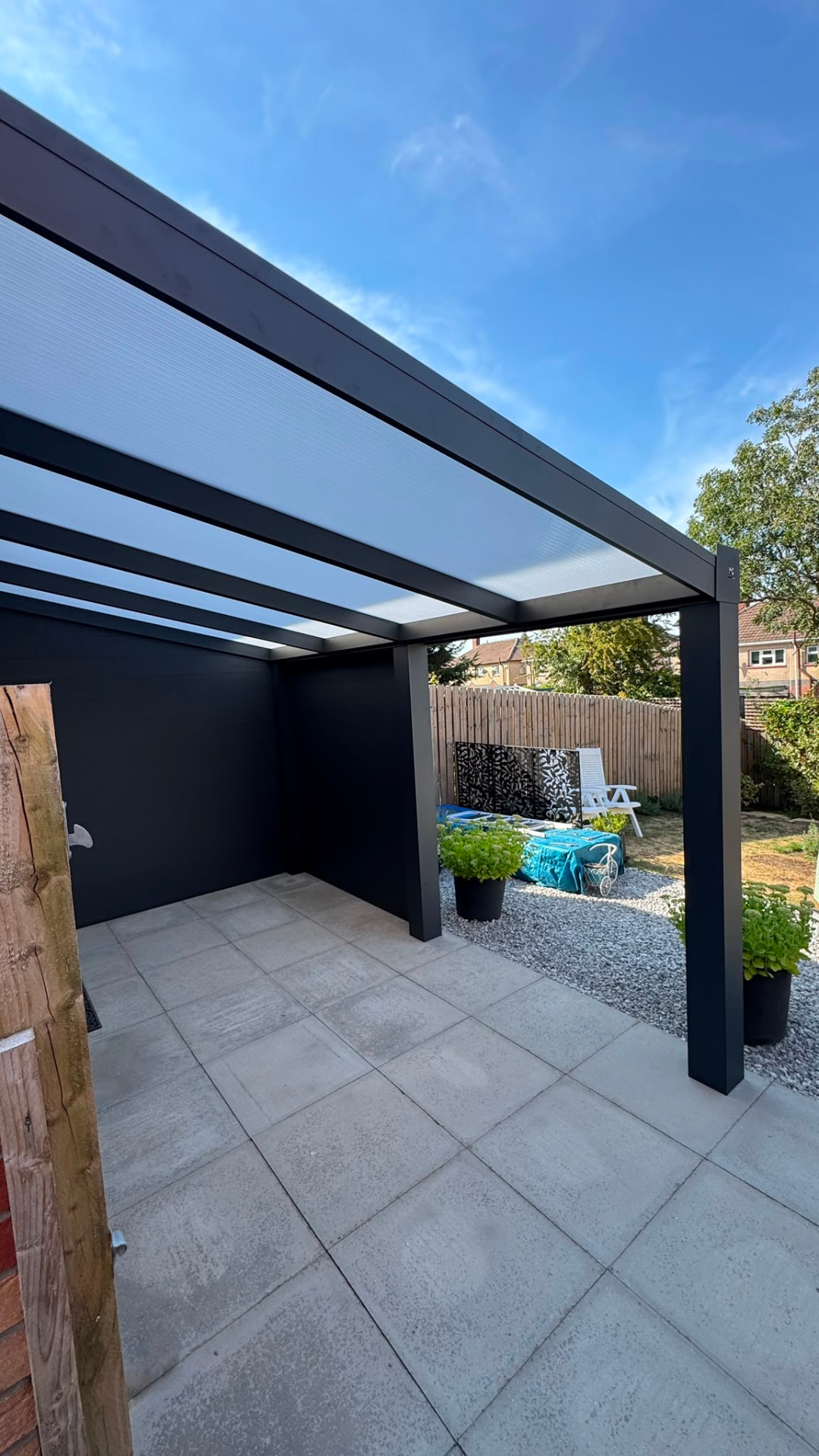 Aluminium veranda with translucent polycarbonate roof panels